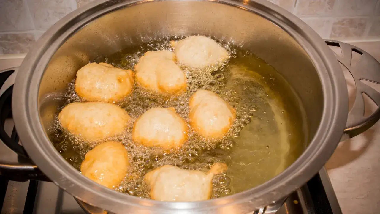 Pączki smażą się w gorącym oleju. Obserwuj, jak rozpoznać objawy spalenia oleju do frytek i punkt dymienia.