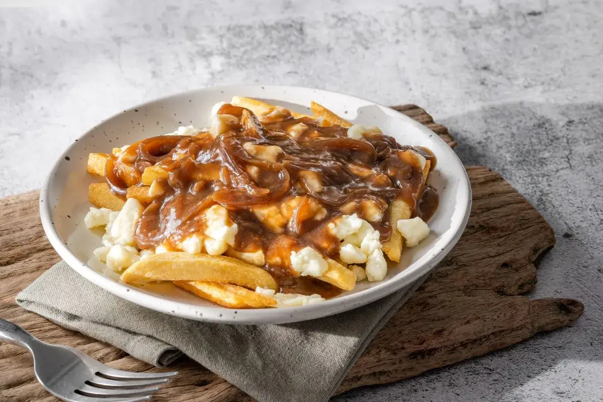 Pyszne frytki poutine z sosem pieczeniowym i serem. Idealne danie, gdy chcesz wiedzieć, jak zrobić frytki poutine.