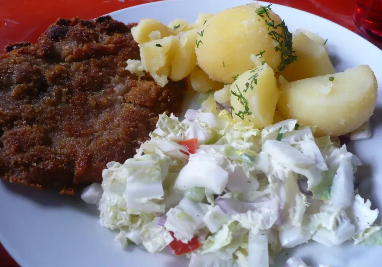 Kotlet schabowy z ziemniakami i surówką z białej kapusty. Idealny zestaw, który pasuje do kotleta schabowego.