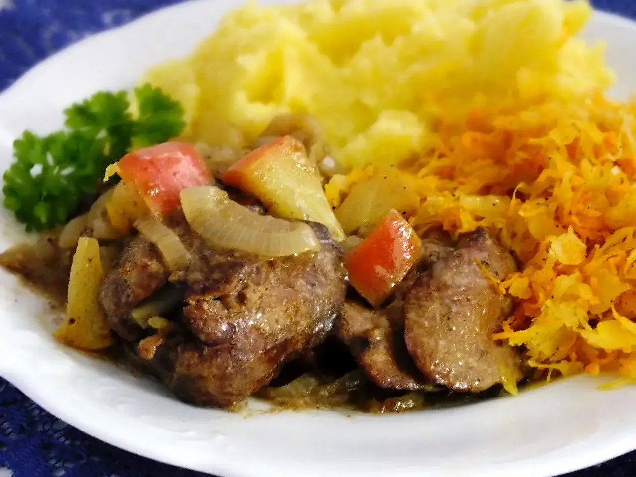 Wątróbka drobiowa z jabłkiem i cebulą, podana z purée ziemniaczanym i surówką z marchewki. Idealne dodatki do wątróbki drobiowej.