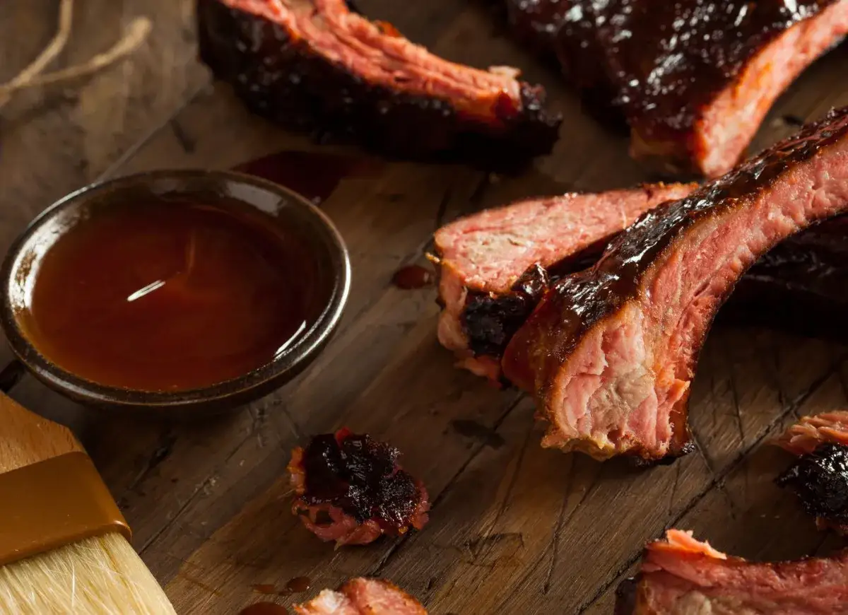 Soczyste żeberka BBQ z sosem, gotowe do pieczenia. Dowiedz się, jak usunąć błony z żeberek przed pieczeniem w miodzie, by były idealne.