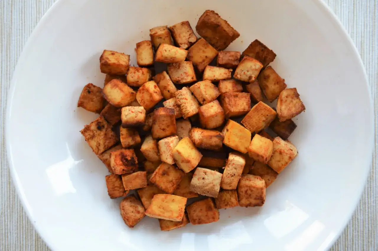 Usmażone kostki tofu, idealne jak zrobić frytki z tofu dla wegan wysokobiałkowa przekąska. Złociste i chrupiące.