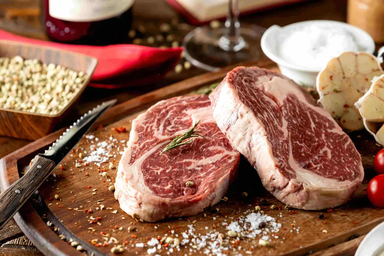 Dwa soczyste steki wołowe klasy premium, idealne do rozważań, czy warto kupować mięso klasy premium wagyu i angus w Polsce.