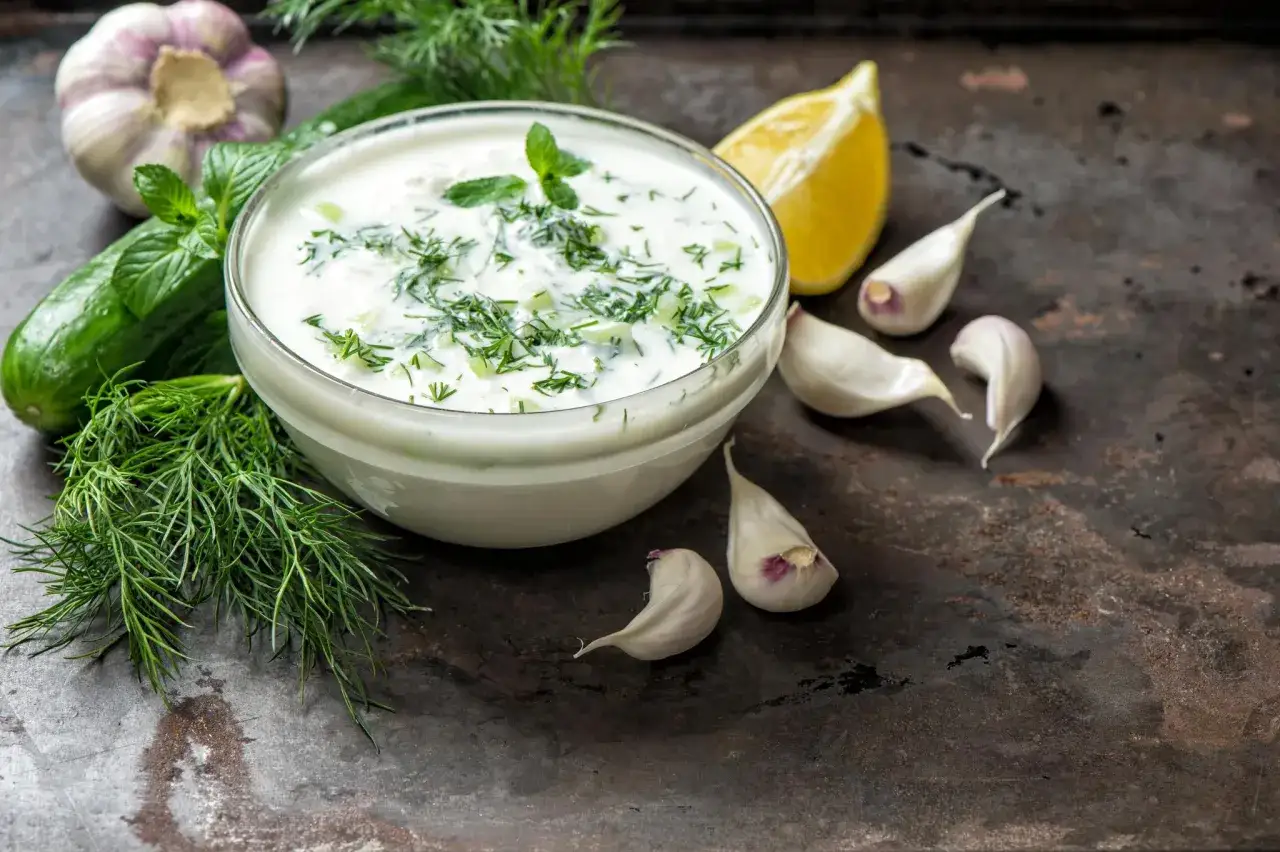 Tajemnica greckiego tzatziki: czosnek, koperek, mięta, cytryna i ogórek. Jakie przyprawy dodać do sosu tzatziki żeby smakował jak w Grecji?