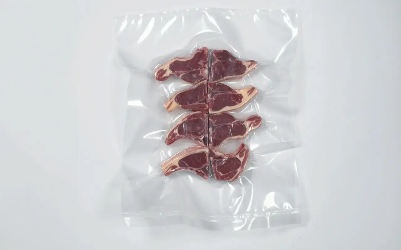 Sześć porcji jagnięciny w opakowaniu próżniowym. Zastanawiasz się, czy warto kupować mięso pakowane próżniowo w marketach?