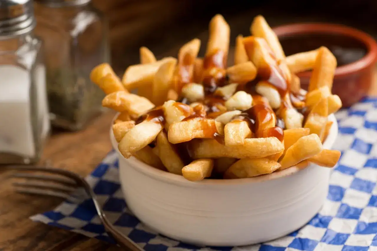 Pyszne frytki poutine z sosem pieczeniowym i serem. Idealne, by dowiedzieć się, jak zrobić frytki poutine.