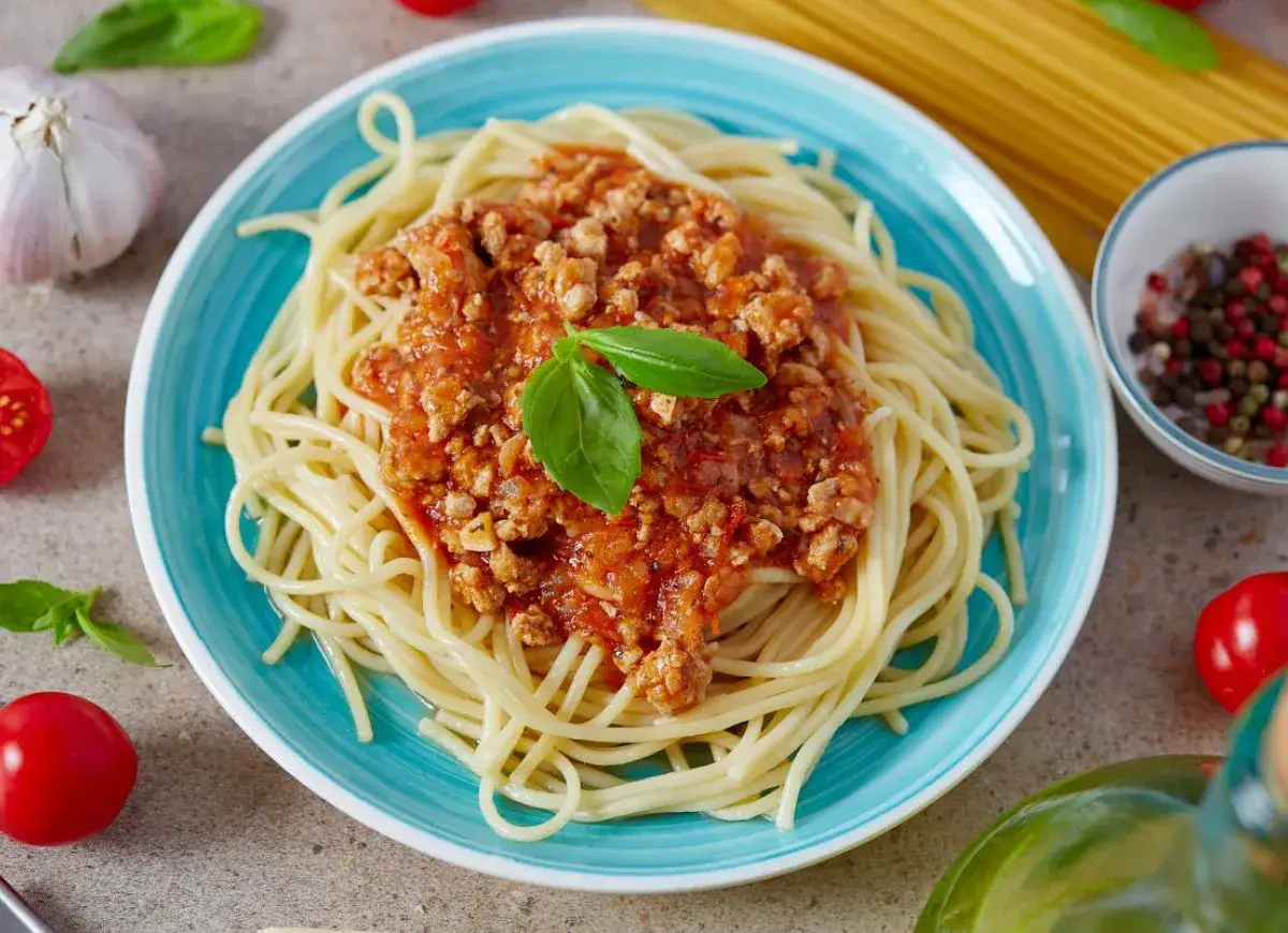 Pyszne spaghetti z sosem bolońskim, idealne na obiad. Dowiedz się, jak zrobić sos do spaghetti, który zachwyci każdego!