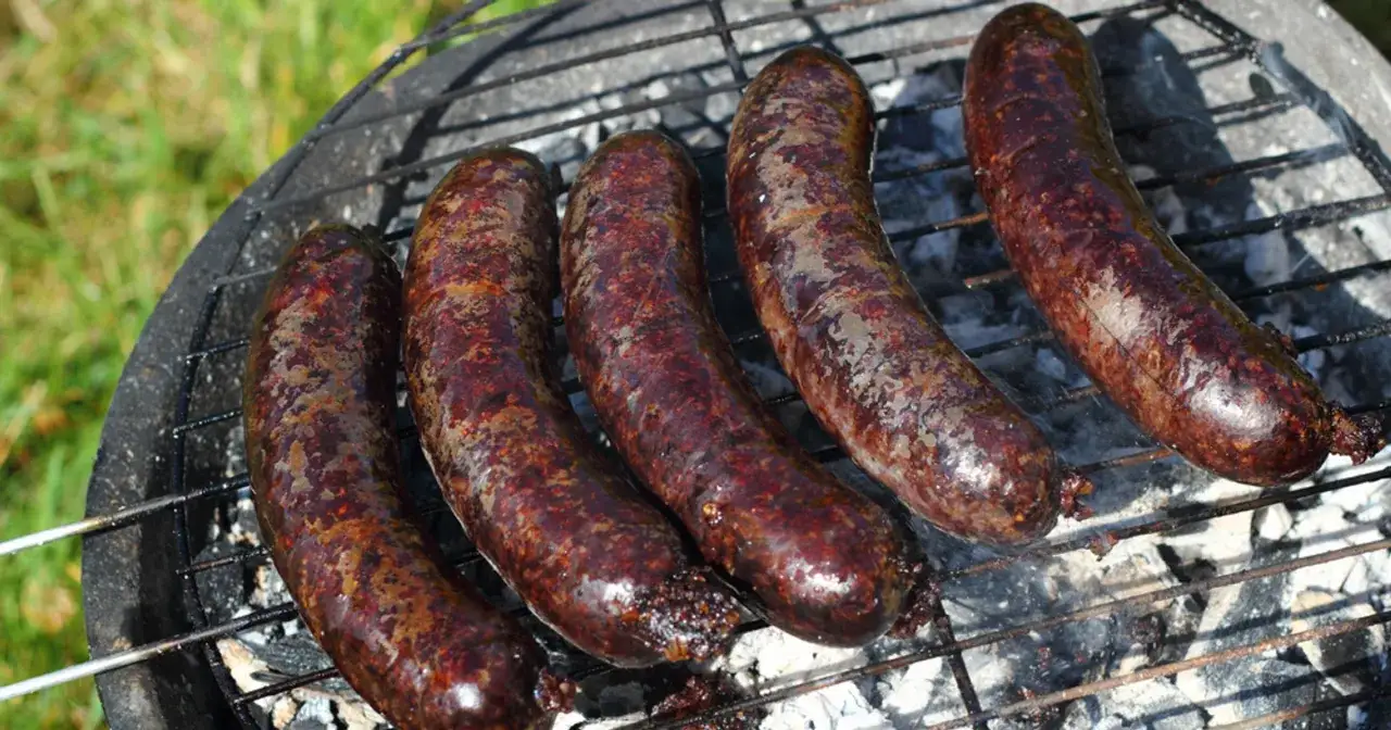 Kaszanki na grillu, dymiące i rumiane. Czy kaszanka jest ciężkostrawna? Zależy od składników i sposobu przygotowania.