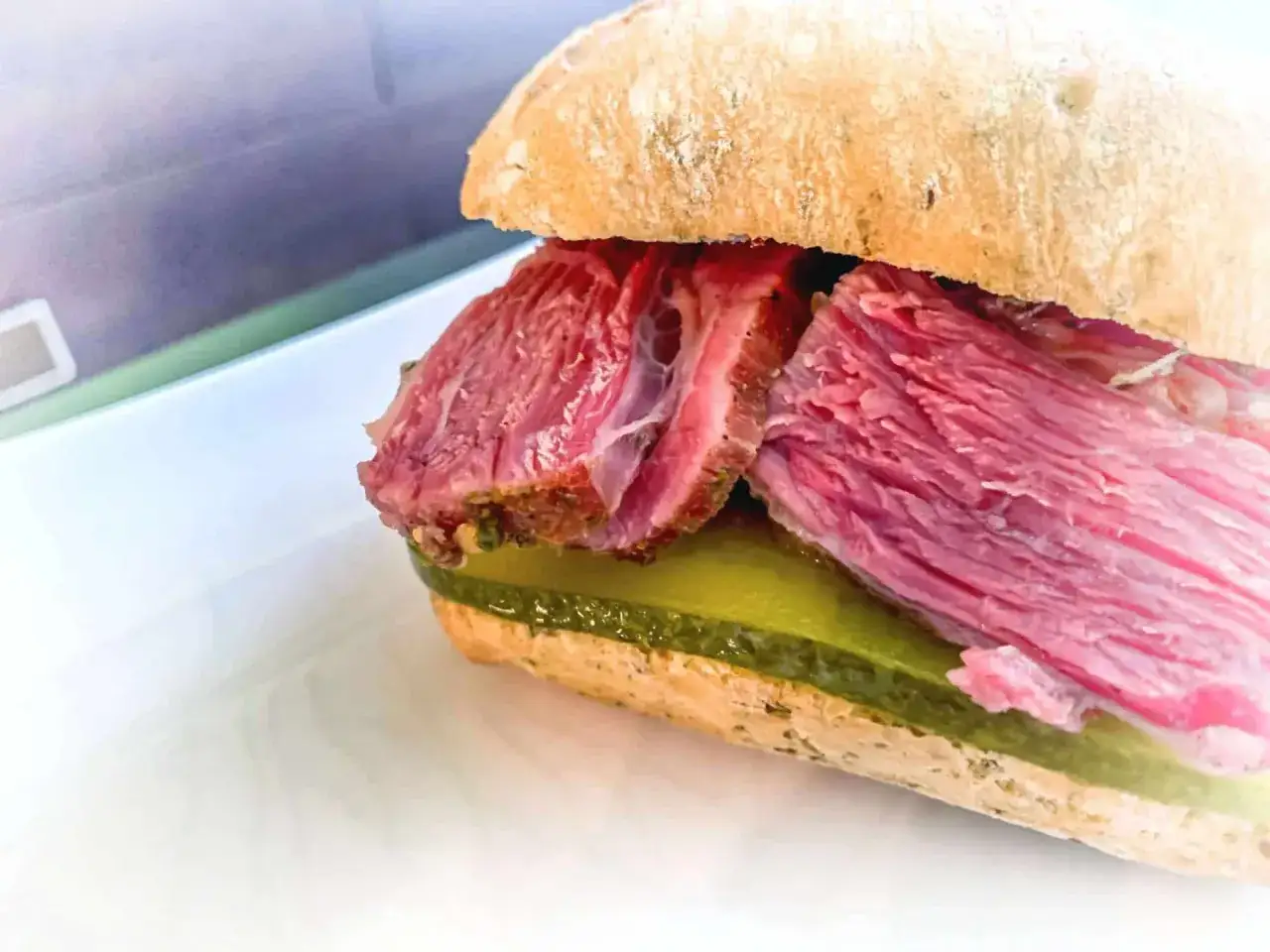 Domowe pastrami z mostka wołowego na bułce z ogórkiem kiszonym. Idealne, gdy wiesz, jak przygotować domowe pastrami z mostka wołowego krok po kroku.