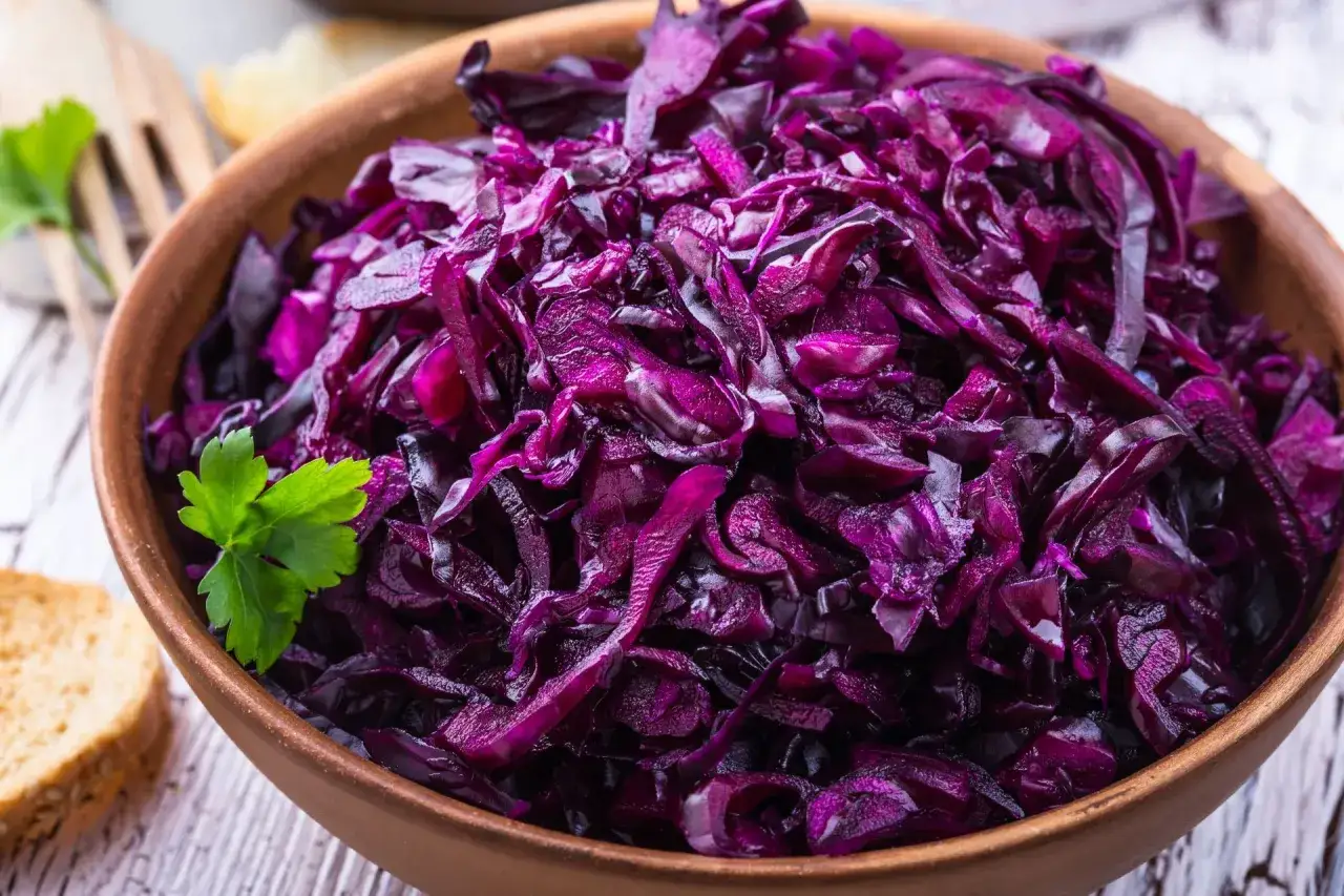 Miseczka surówki z czerwonej kapusty, gotowa do podania. Zastanawiasz się, ile czasu musi przegryźć się surówka z czerwonej kapusty przed podaniem?