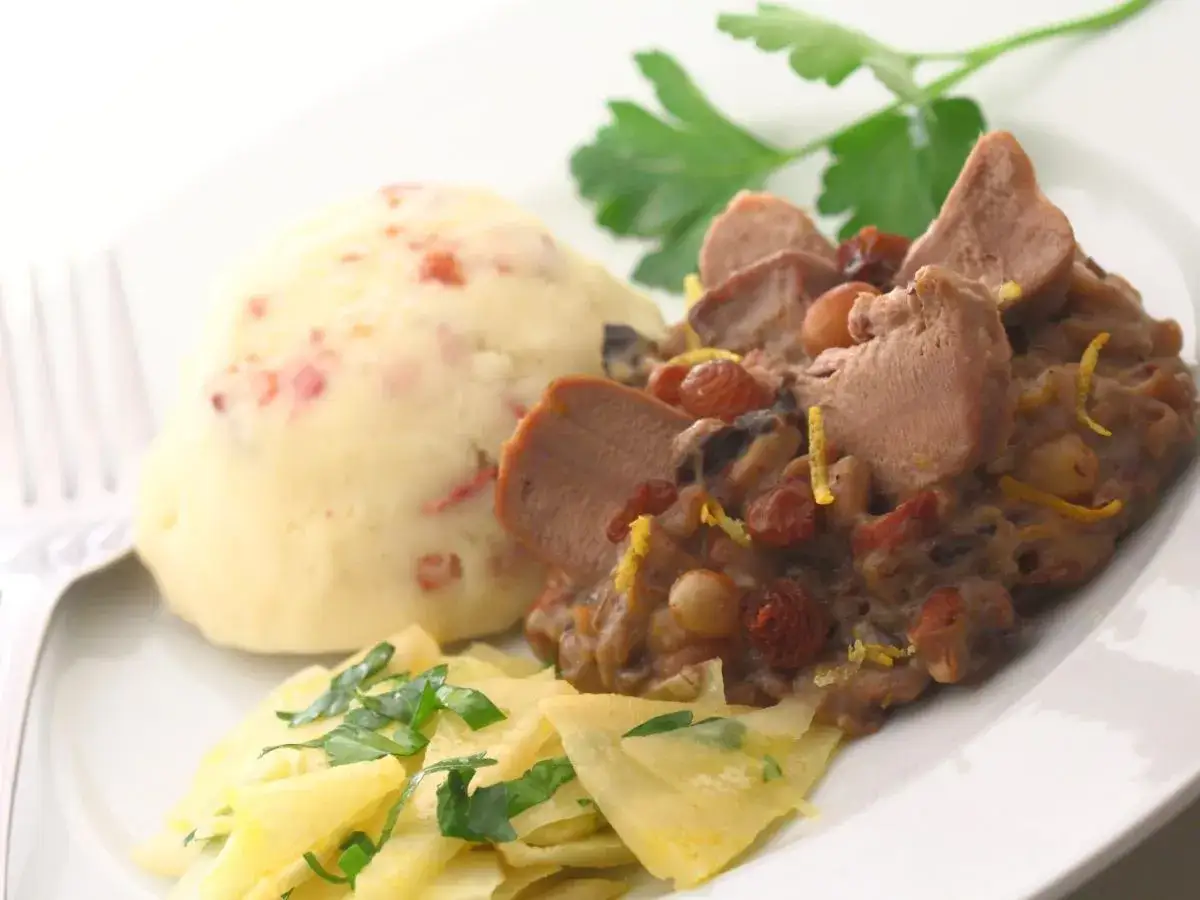 Pyszne ozorki w sosie chrzanowym z puree ziemniaczanym i surówką. Idealny pomysł na obiad, jak zrobić ozorki w sosie chrzanowym.
