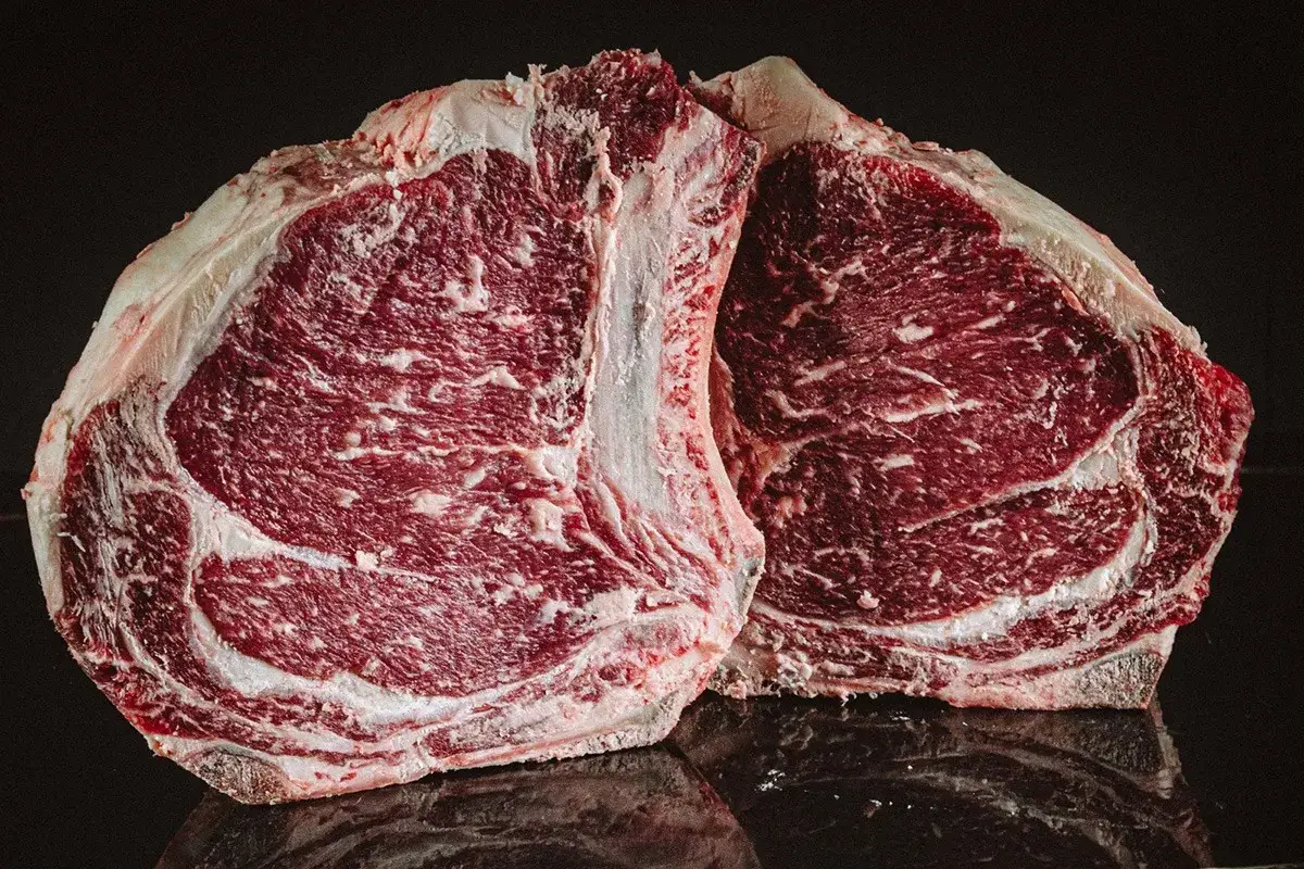 Dwa soczyste steki z marmurkowatego mięsa wołowego. Czy warto kupować mięso klasy premium wagyu i angus w Polsce?