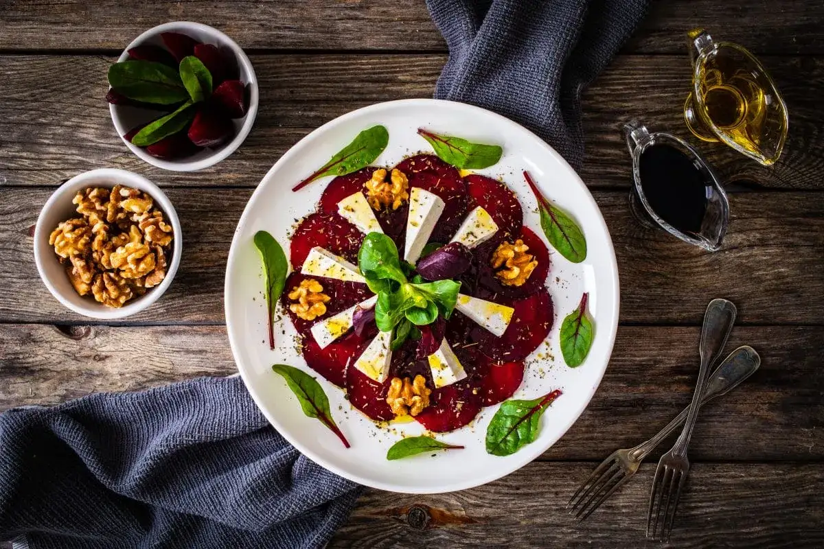 Carpaccio z buraków z serem feta i orzechami. Idealne na lekki posiłek, a sos do carpaccio z buraków przygotujesz w mig!