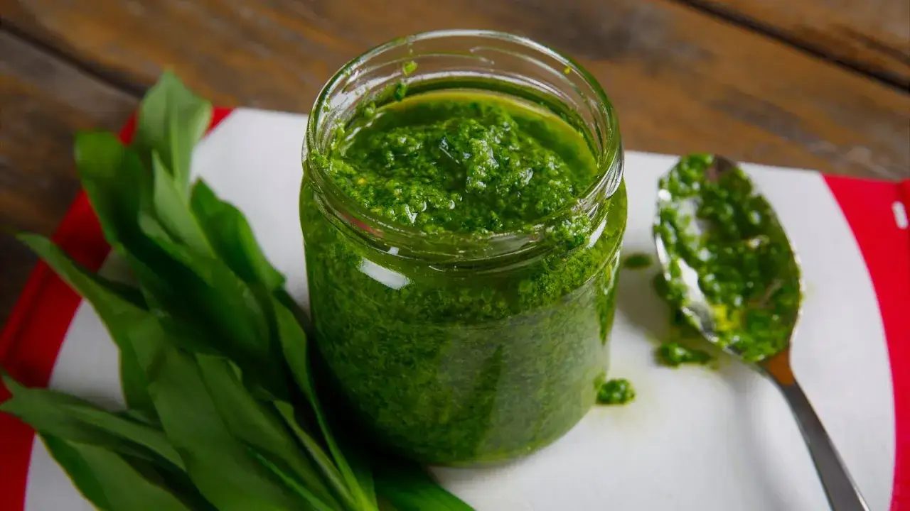 Domowe pesto z czosnku niedźwiedziego w słoiku. Zastanawiasz się, ile czasu można przechowywać domowe pesto w lodówce?