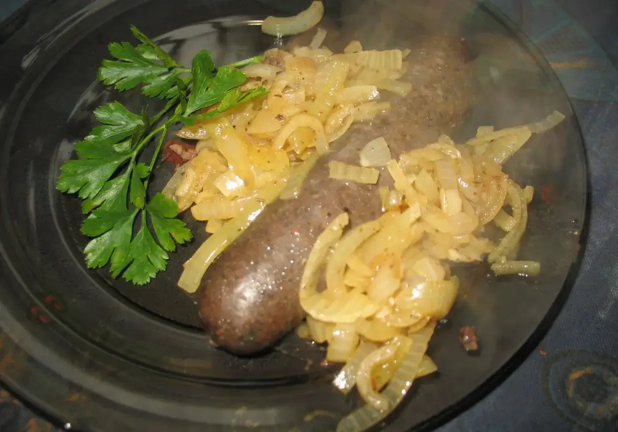 Kaszanka na patelni z cebulką i natką pietruszki. Pyszny sposób, jak zrobić kaszankę na patelni.