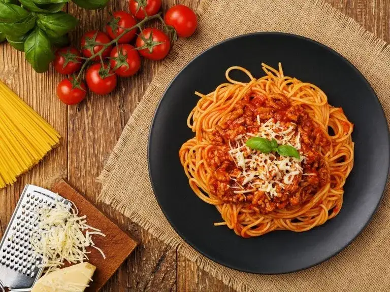 Zdjęcie Jak zrobić sos do spaghetti z przecieru - prosty przepis na pyszny sos
