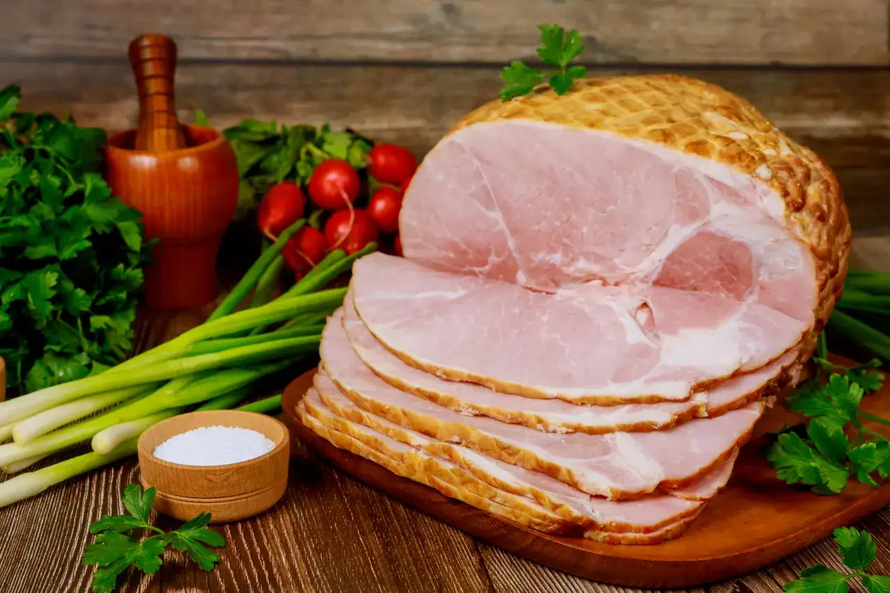 Wędzony schab pokrojony w plastry, z rzodkiewkami, szczypiorkiem i solą. Idealny do pieczenia. Ile parzyć schab po wędzeniu?