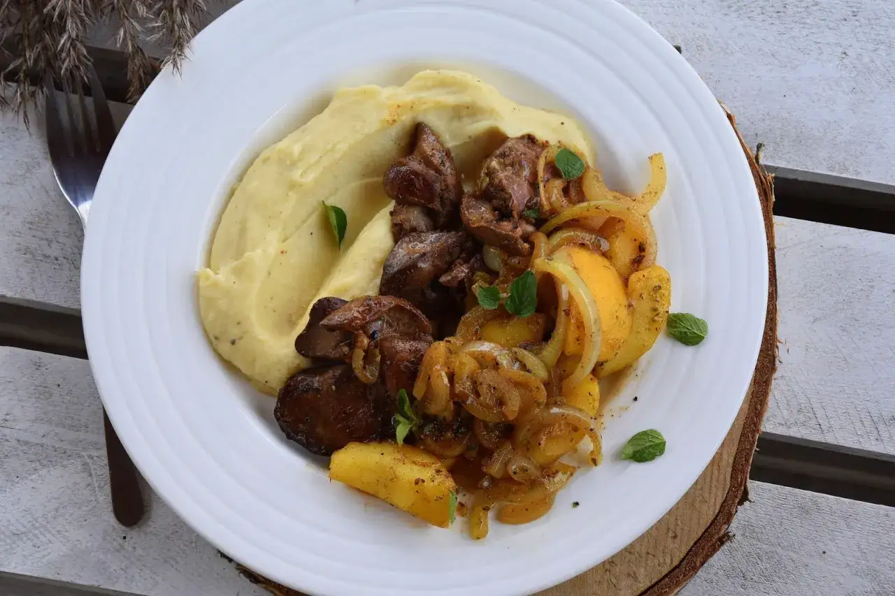 Smażona wątróbka z cebulką i ziemniakami, podana z kremowym purée. Idealne danie, które pasuje do smażonej wątróbki.