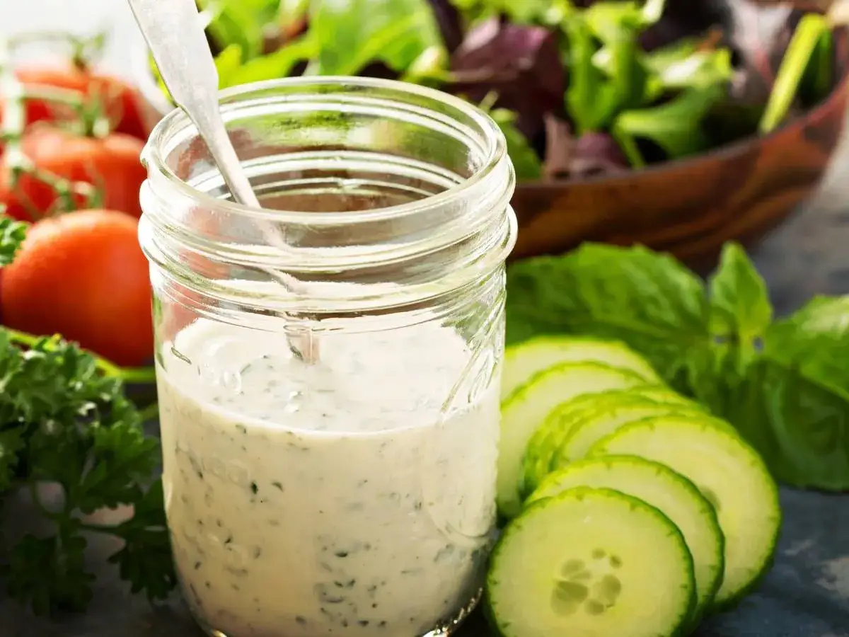 Domowy dressing rancz bez sztucznych dodatków, przygotowany z świeżych ziół, pomidorów i ogórków. Idealny do sałatek.
