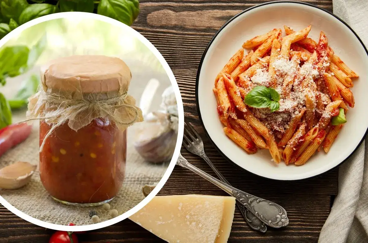 Słoik domowego sosu pomidorowego, idealny do makaronu. Obok talerz penne z sosem i parmezanem. Pokażę Ci, jak zrobić sos do makaronu!