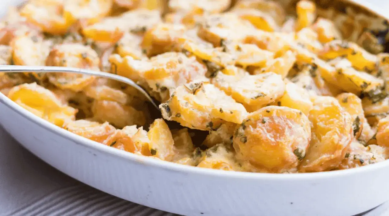 Ziemniaki w kremowym sosie z ziołami, idealne do zapiekanki. Prosty przepis na sos do zapiekanki ziemniaczanej.
