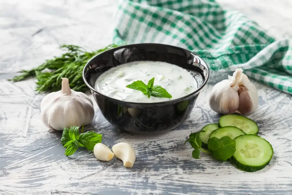 Sos tzatziki oryginalny przepis. Kremowy jogurt, świeży ogórek, czosnek i mięta tworzą idealny sos.