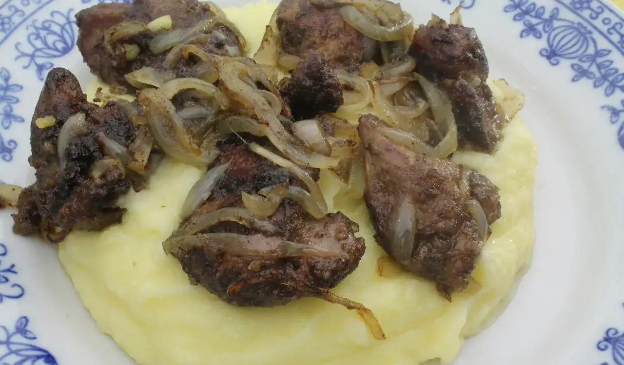 Smażona wątróbka drobiowa z cebulką na purée ziemniaczanym. Tak przygotowana wątróbka drobiowa jest pyszna!