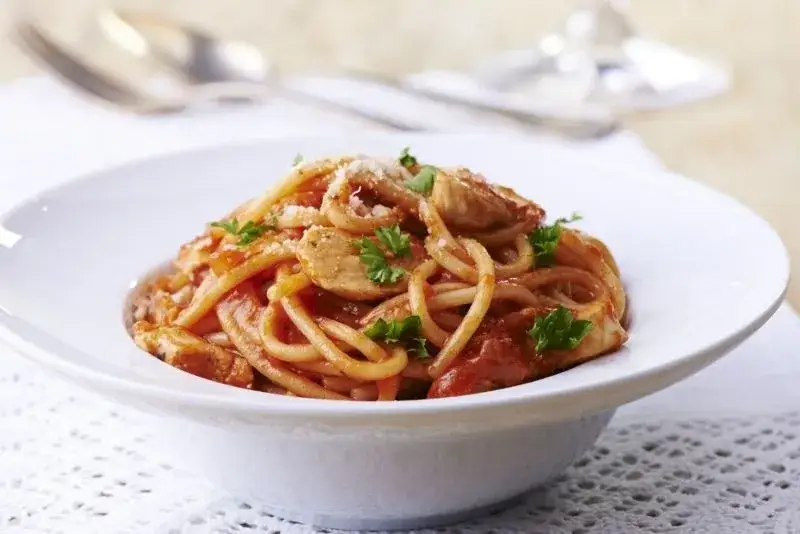 Zdjęcie Jak zrobić spaghetti z gotowym sosem w 15 minut - proste i pyszne