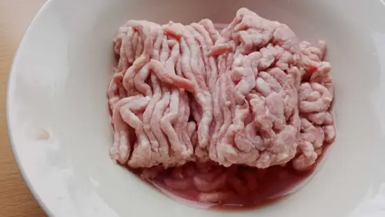 Jak ocenić świeżość mięsa mielonego? Szybki test zmysłów