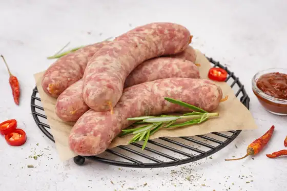 Jak ugotować białą kiełbasę? Soczysta i nie pęka - sekret!