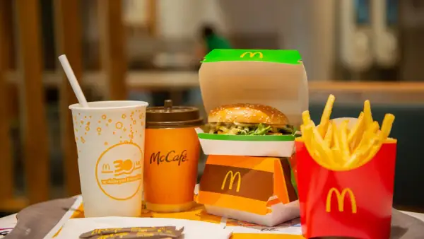 Zestaw McDonald's: burger, frytki i napój. Małe frytki z Maka mają ok. 230 kcal.