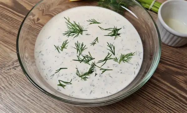Domowy dressing rancz bez sztucznych dodatków, z koperkiem i czosnkiem, gotowy do podania.