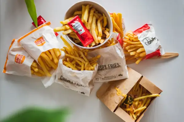Stos frytek z różnych restauracji. Zastanawiasz się, ile kosztują średnie frytki? Tu znajdziesz odpowiedź!
