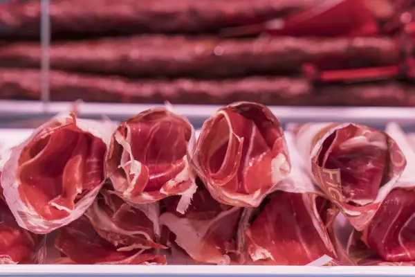 Roladki szynki, ukazujące różnicę między szynką parmeńską a serrano w procesie dojrzewania.