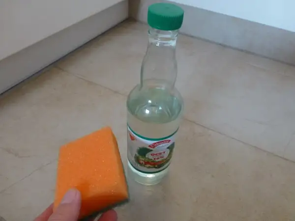 Pomarańczowa gąbka i butelka octu spirytusowego 10%. Użycie go zamiast winnego w surówkach może zepsuć smak.