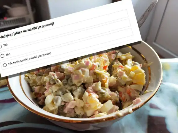 Pytanie: czy do sałatki jarzynowej dodaje się jabłko? Widok na miskę pełną sałatki jarzynowej i ankietę.