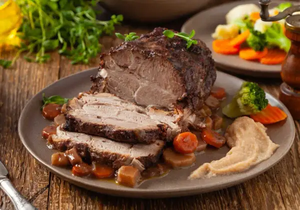 Soczysta karkówka pieczona w 160°C, podana z warzywami i puree. Idealna na obiad!