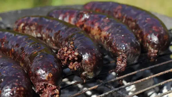 Kaszanka na grillu, idealna do usmażenia. Zobacz, jak przygotować to pyszne danie.