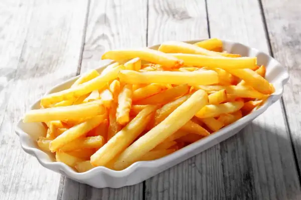 Złociste frytki w białej misce, idealne do domowego sposobu na frytki z McDonald's.