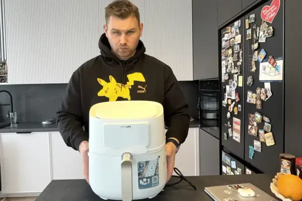 Mężczyzna w bluzie z Pikachu prezentuje frytkownicę beztłuszczową. Czy warto kupować frytkownicę beztłuszczową air fryer opinie 2026?