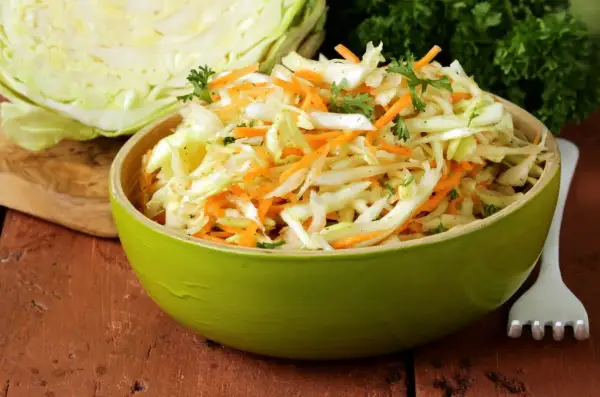 Surówka z białej kapusty jak w restauracji – przepis na idealny smak